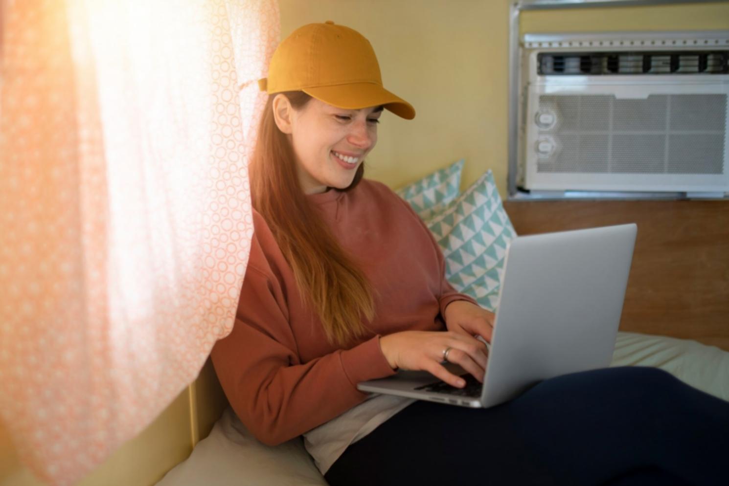 Práctica de yoga de fuerza en estudio con luz natural